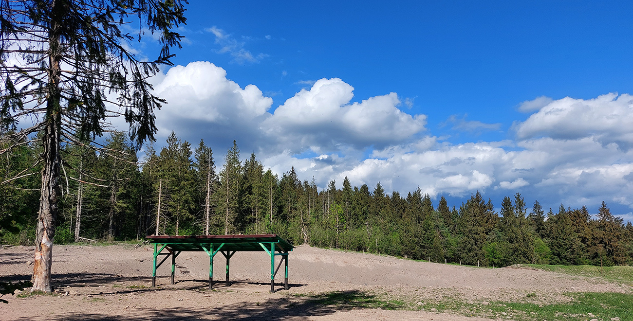 Hore, na okraji Kunešovskej planiny, asi ihrisko miestnych pyrotechnikov. Hore,_na_okraji_Kunešovskej_planiny,_asi_ihrisko_miestnych_pyrotechnikov.