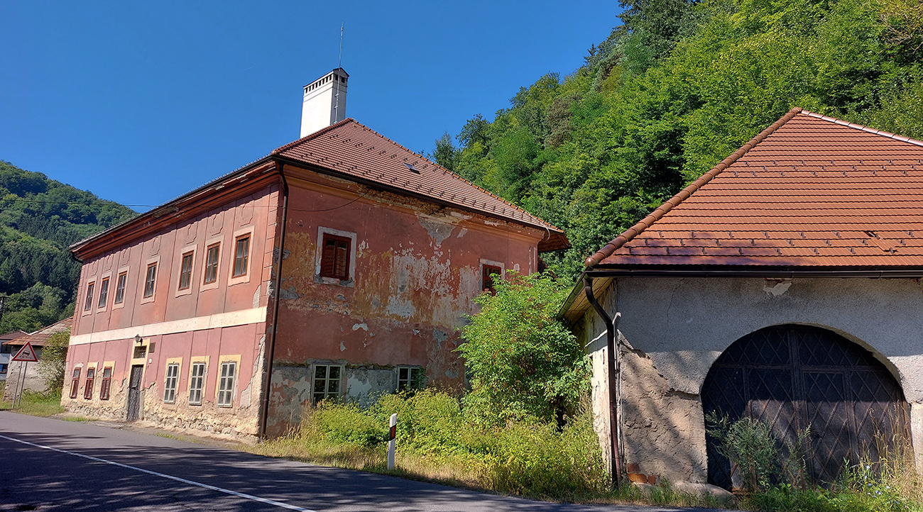 Bývalý_zájazdový_hostinec_a_prepriahacia_stanica_v_Kozelníku,_priamo_pri_ceste.