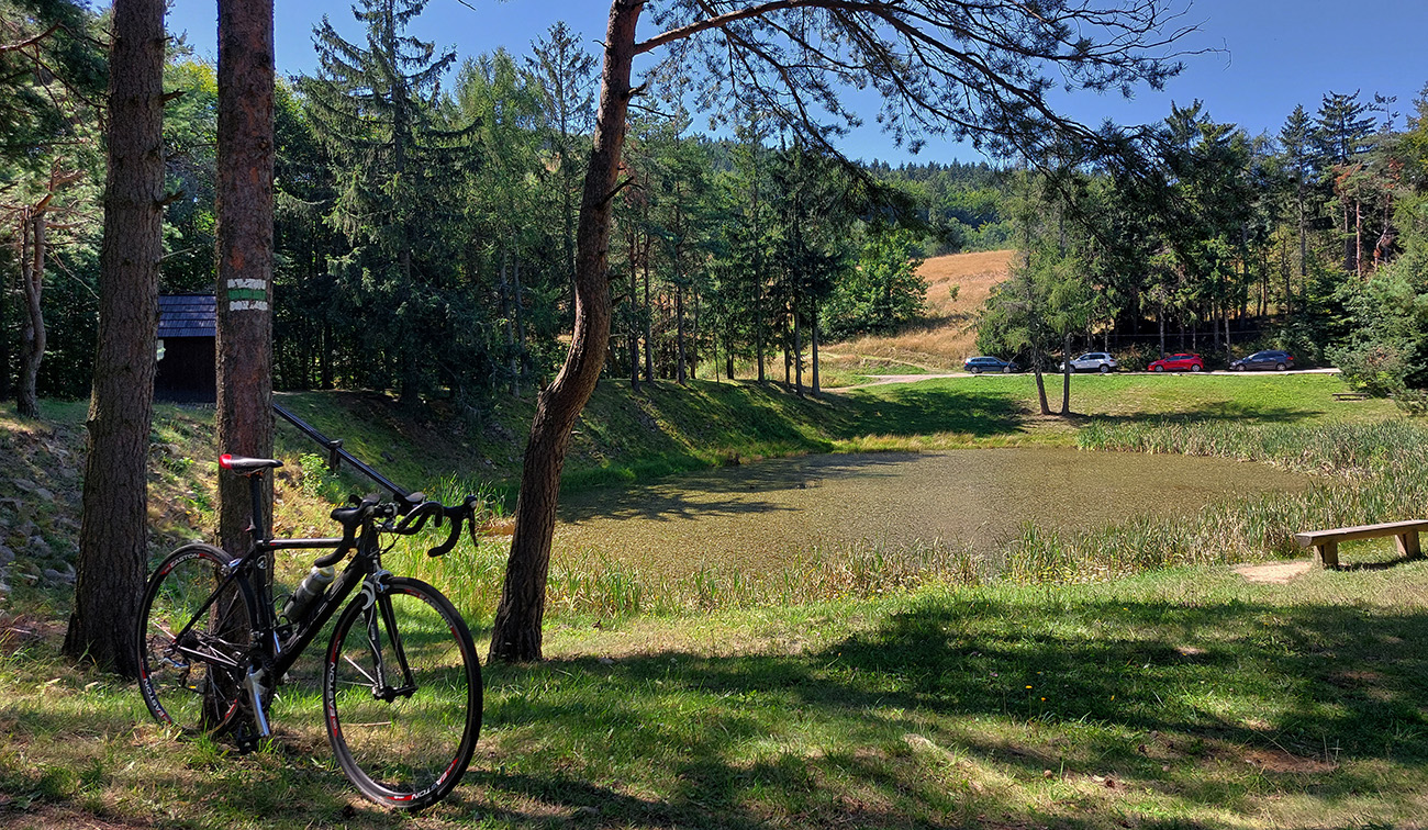 Po_prvom_stúpaní_fotopauza_pri_tajchu_Červená_studňa.