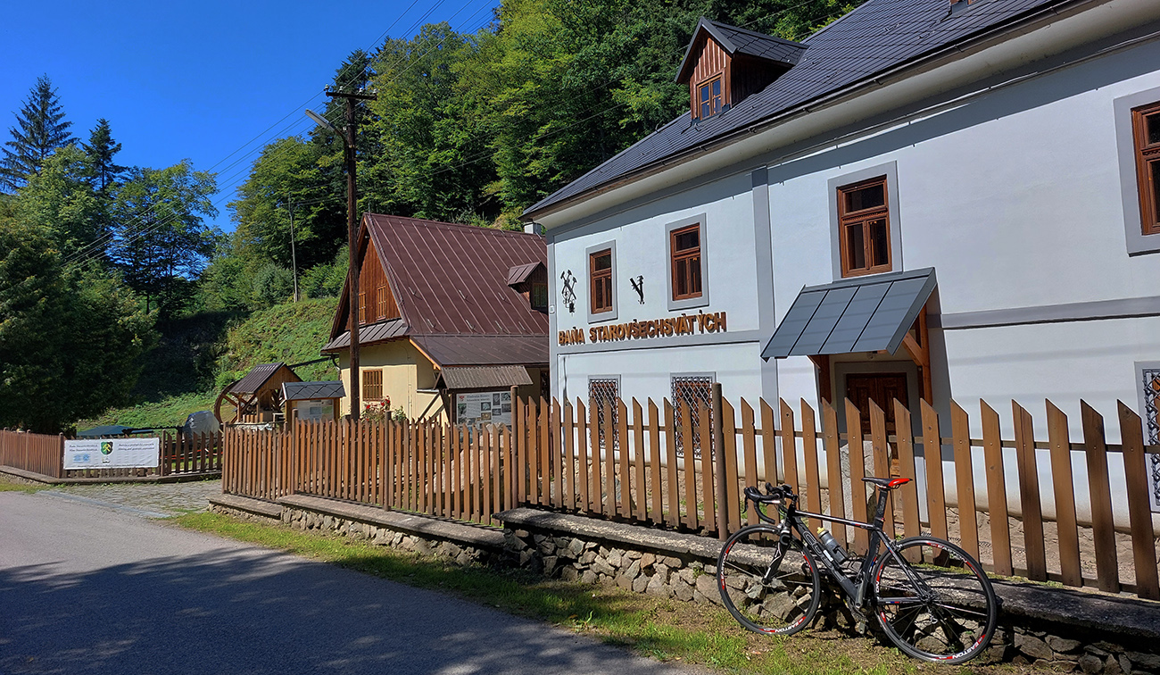 Baňa_Starovšechsvätých_na_hornom_konci_Hodruše...