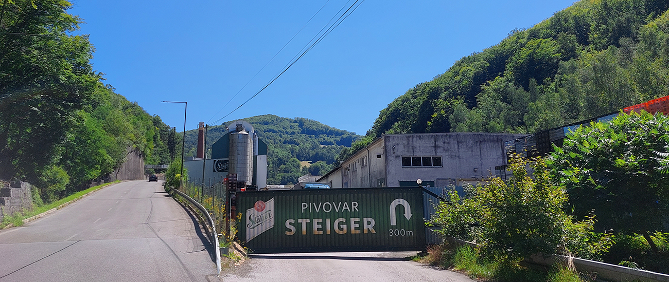 Dominanta_pri_vjazde_do_Vyhní_trochu_odlišná_od_tých_baníckych_všade_naokolo.