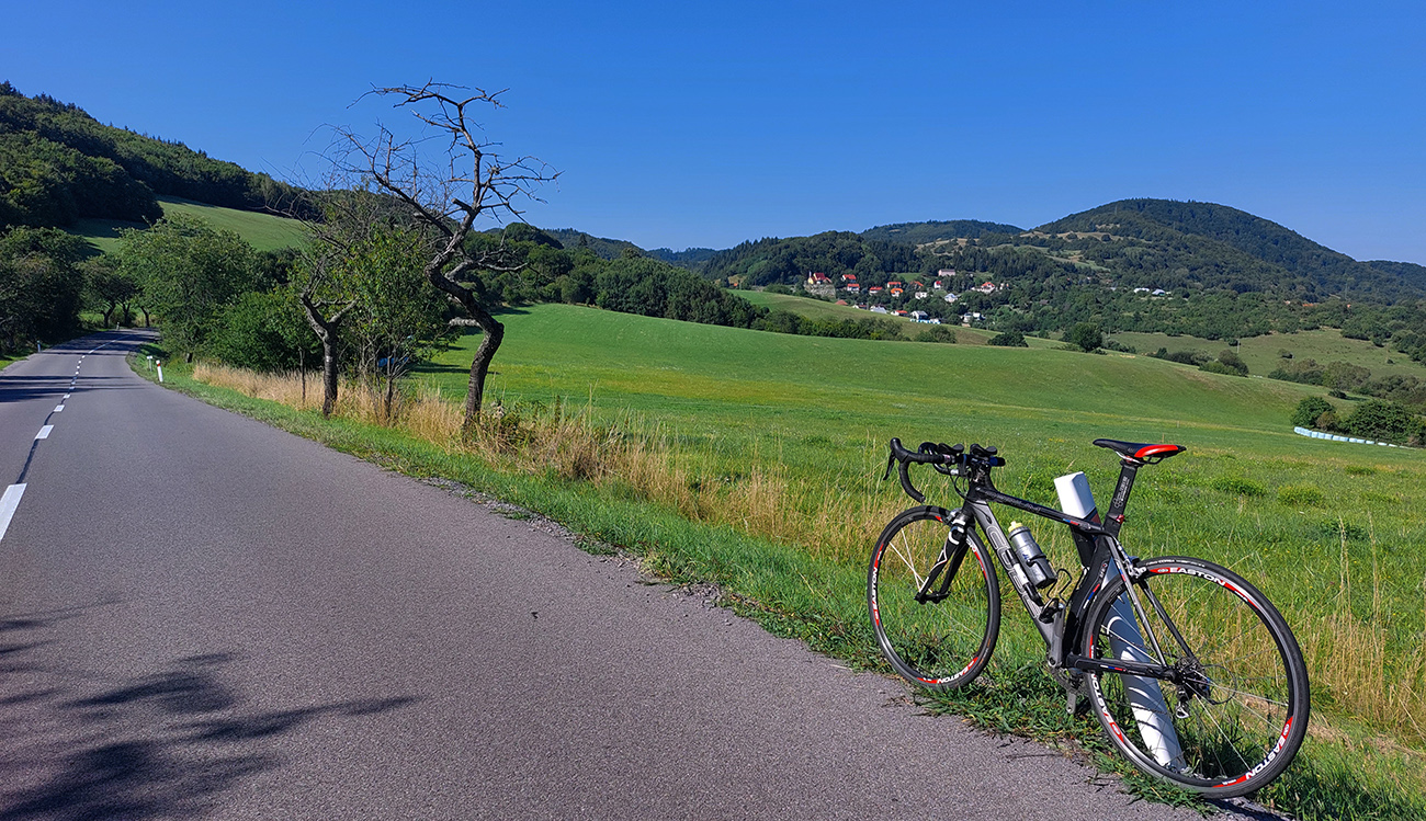 Podhorie_na_obzore_a_cesta_k_nemu_sa_príjemne_vlní.