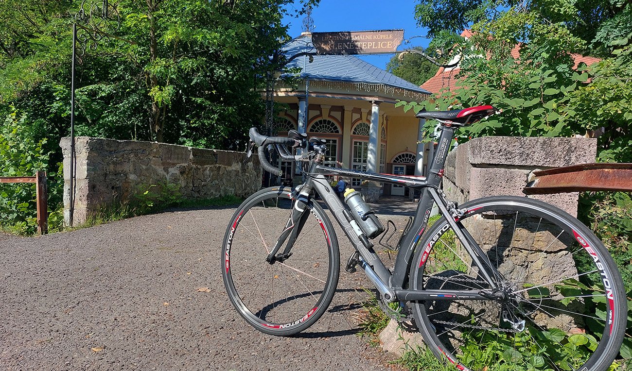 Dole_v_Sklených_Tepliciach_samozrejme_musí_byť_fotka_s_kúpeľmi.