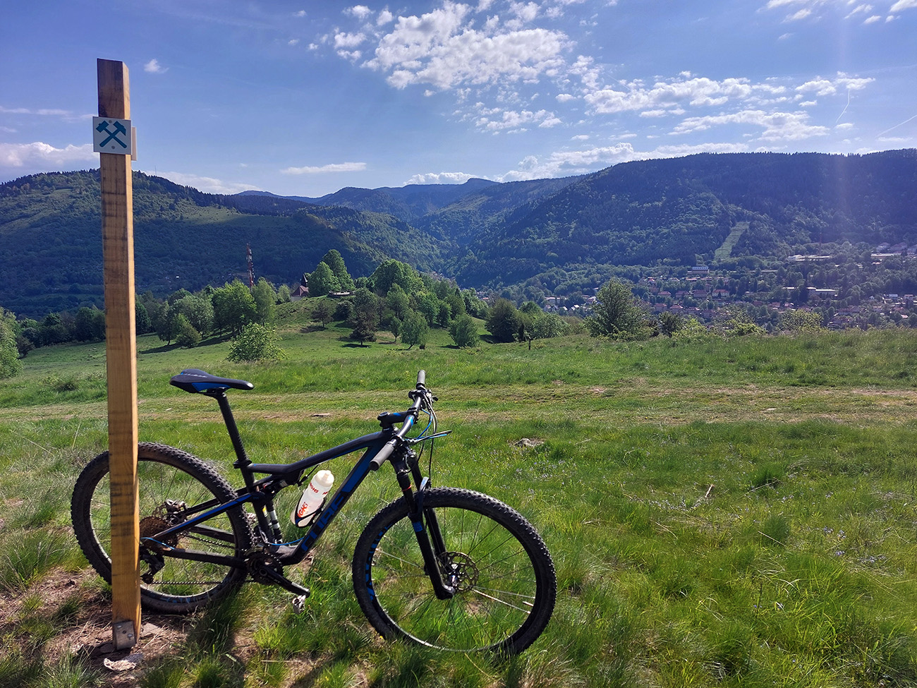 ...a obe vedú sem nad vrchol kalvárie (tam nižšie je). ...a_obe_vedú_sem_nad_vrchol_kalvárie_(tam_nižšie_je).